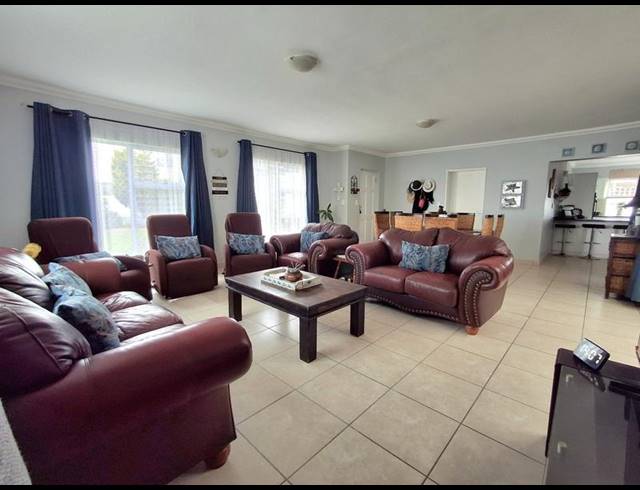 3 BEDROOM HOUSE FOR SALE IN GOLDEN MILE